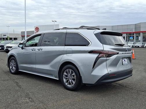 2024 Toyota Sienna LE
