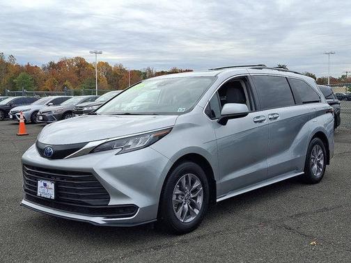 2024 Toyota Sienna LE