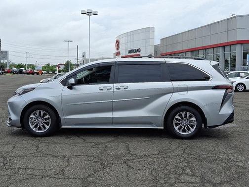 2025 Toyota Sienna LE