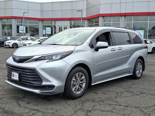 2025 Toyota Sienna LE