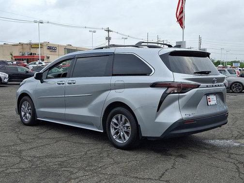 2025 Toyota Sienna LE