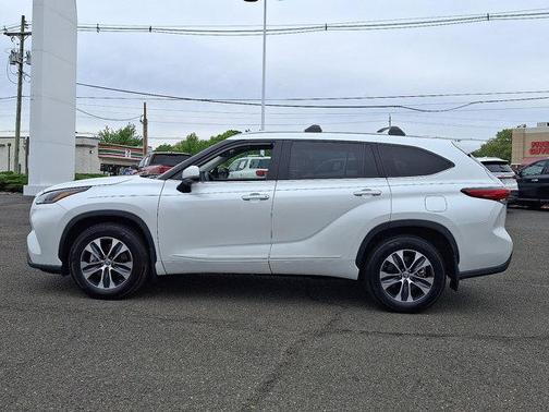 Wind Chill Pearl 2022 Toyota Highlander XLE