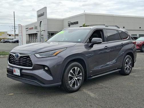 2022 Toyota Highlander Hybrid XLE
