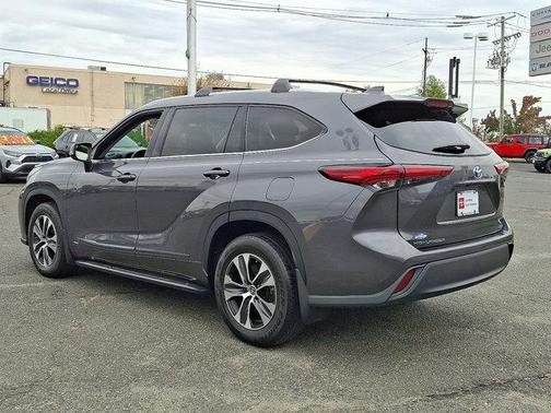 2022 Toyota Highlander Hybrid XLE