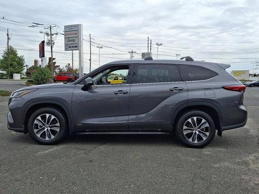 2022 Toyota Highlander Hybrid XLE