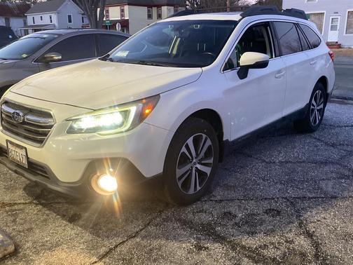 Crystal White Pearl 2019 Subaru Outback 3.6R Limited