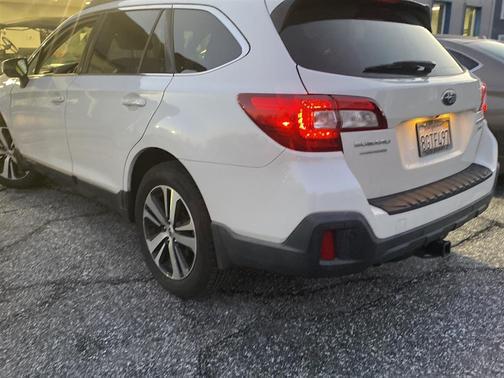 Crystal White Pearl 2019 Subaru Outback 3.6R Limited
