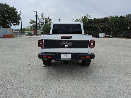 Bright White Clearcoat 2026 Jeep Gladiator Rubicon