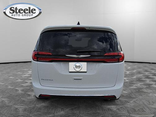 Bright White Clearcoat 2026 Chrysler Pacifica Select