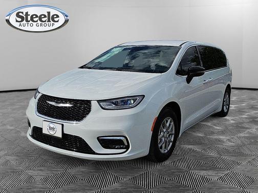 Bright White Clearcoat 2026 Chrysler Pacifica Select