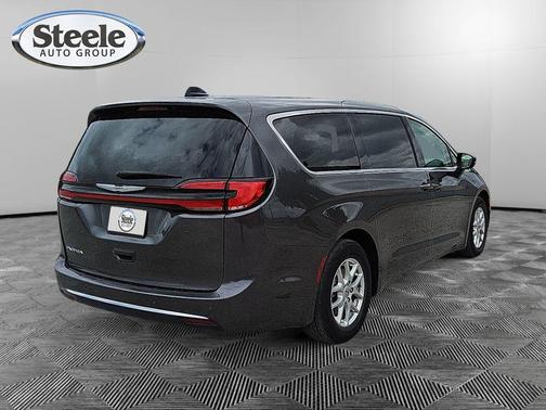 2023 Chrysler Pacifica Touring-L