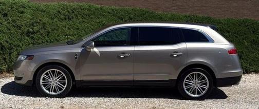 Gold 2018 Lincoln MKT Reserve