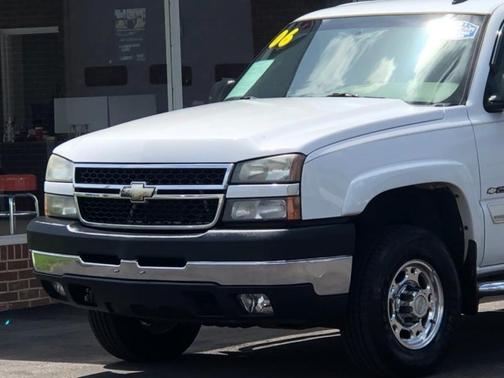 Photo 2 of 32 of 2006 Chevrolet Silverado 2500 LT2 H/D Crew Cab