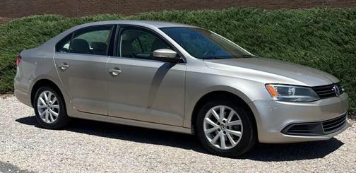 Gold 2013 Volkswagen Jetta SE