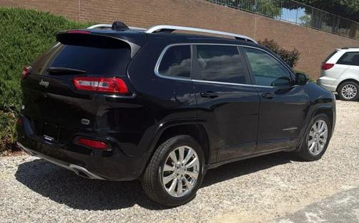 Diamond Black Crystal Pearlcoat 2017 Jeep Cherokee Overland