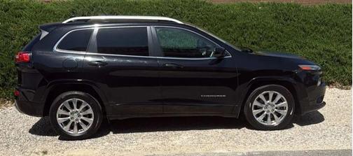 Diamond Black Crystal Pearlcoat 2017 Jeep Cherokee Overland