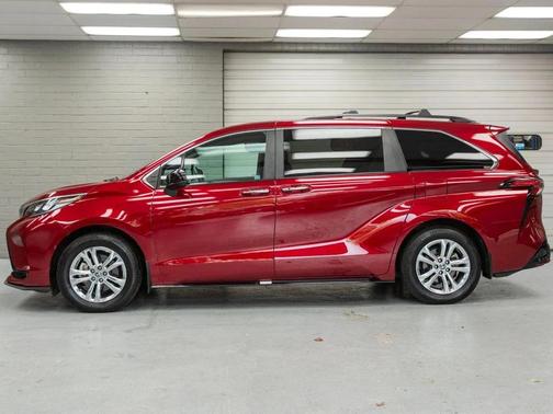 Ruby Flare Pearl 2022 Toyota Sienna XSE 7 Passenger