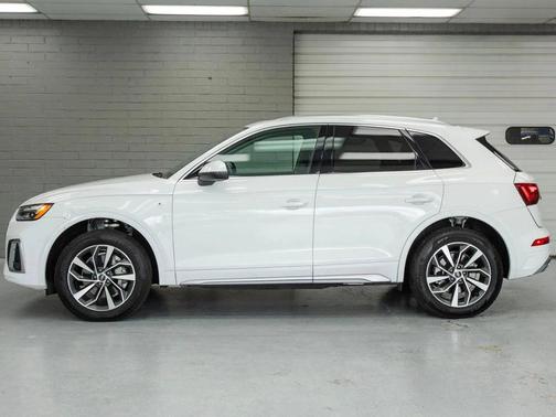 Ibis White 2023 Audi Q5 45 S line Premium Plus