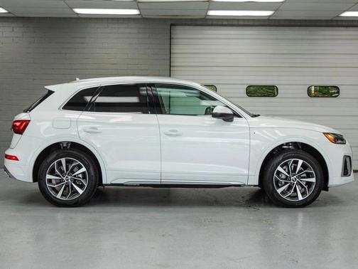 Ibis White 2023 Audi Q5 45 S line Premium Plus