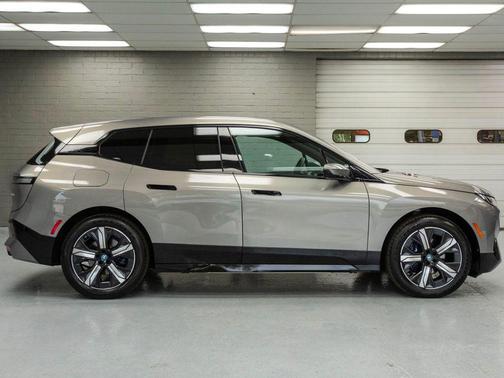 2025 BMW iX xDrive50