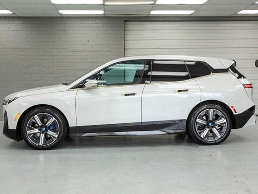 Mineral White Metallic 2023 BMW iX xDrive50