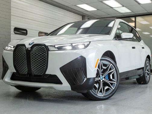 Mineral White Metallic 2025 BMW iX xDrive50