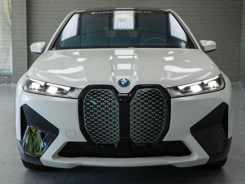 Mineral White Metallic 2025 BMW iX xDrive50