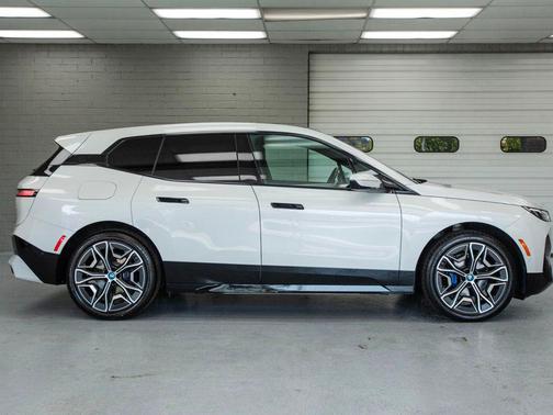 Mineral White Metallic 2025 BMW iX xDrive50