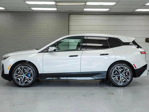 Mineral White Metallic 2025 BMW iX xDrive50