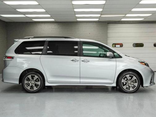 2020 Toyota Sienna SE