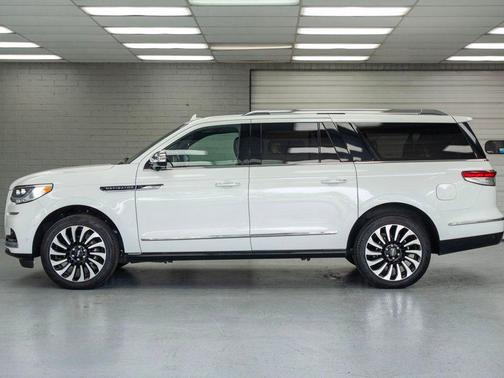 Pristine White Metallic Tri-Coat 2023 Lincoln Navigator Black Label