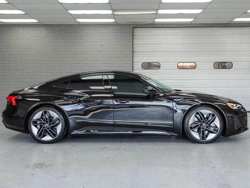 Mythos Black Metallic 2024 Audi RS e-tron GT quattro