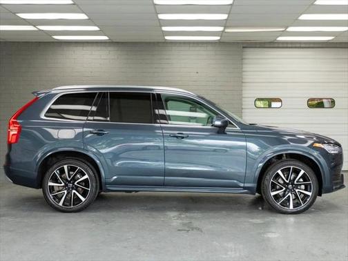 2022 Volvo XC90 T6 Momentum