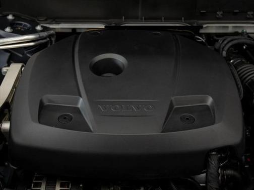 2022 Volvo XC90 T6 Momentum