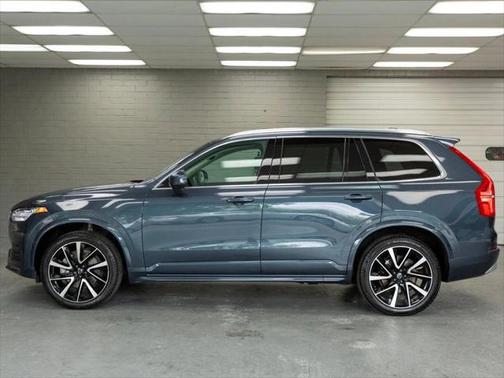 2022 Volvo XC90 T6 Momentum