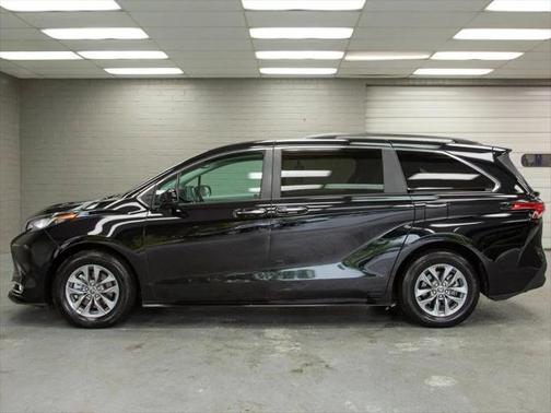 2022 Toyota Sienna XLE 7 Passenger