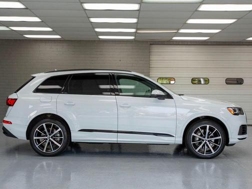 2022 Audi Q7 55 Premium Plus
