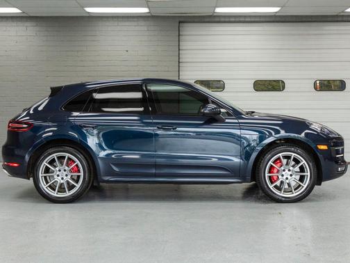 Night Blue Metallic 2017 Porsche Macan Macan Turbo