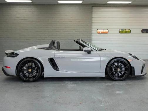 2022 Porsche 718 Spyder Roadster