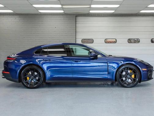 2024 Porsche Panamera 4