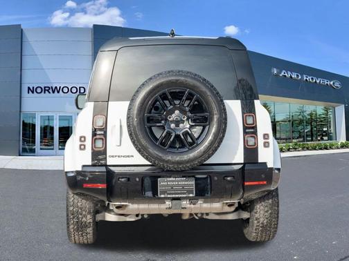 2026 Land Rover Defender 110 X-Dynamic SE