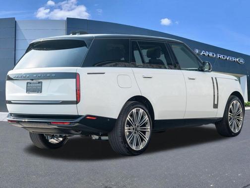 Fuji White 2026 Land Rover Range Rover P400 SE 7 Seat