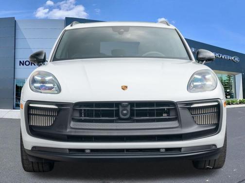 Carrara White Metallic 2024 Porsche Macan GTS