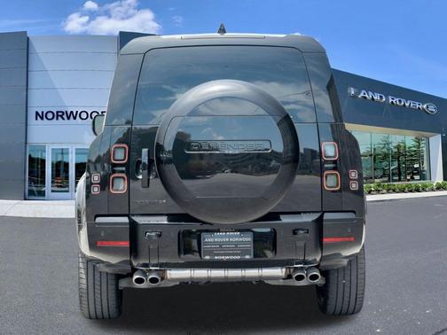Santorini Black Metallic 2026 Land Rover Defender P500 V8