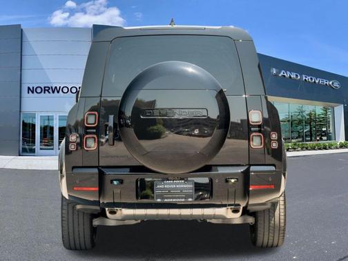 Santorini Black 2026 Land Rover Defender P400 X-Dynamic SE