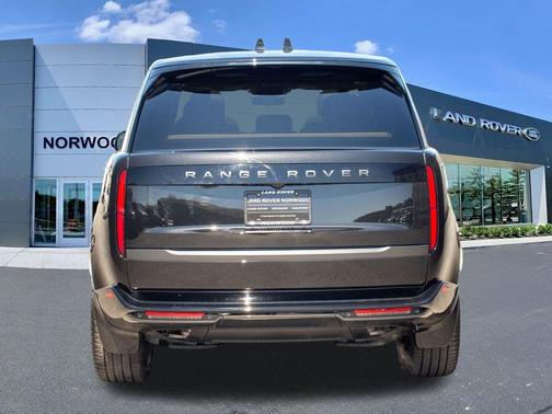 Santorini Black 2026 Land Rover Range Rover P400 SE