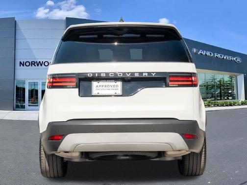 Fuji White 2025 Land Rover Discovery P300 S