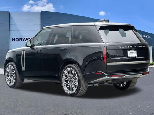 Santorini Black 2026 Land Rover Range Rover P400 SE