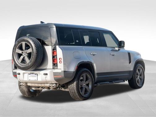 2024 Land Rover Defender P500 SE