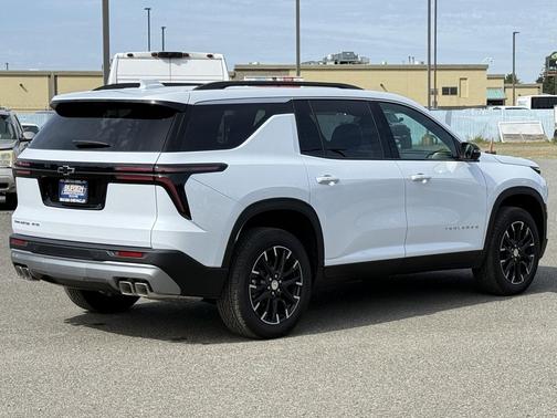 Polar White Tricoat 2026 Chevrolet Traverse LT